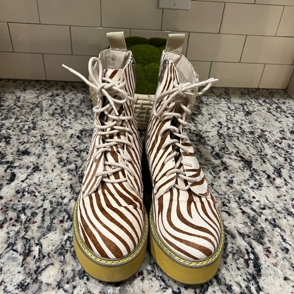 Zebra print Urban outfitters Combat Mohair boots 9 M - Picture 1 of 5